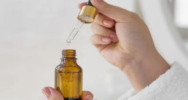 Một người đang kiểm tra mã vạch và tem chống giả trên vỏ hộp kem chống nắng Aqua Nhật, với các tem nhãn phụ tiếng Việt rõ ràng, thể hiện sự cẩn trọng khi mua hàng.